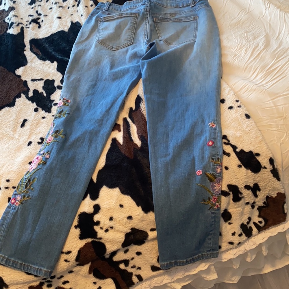 Floral light wash jeans - Picture 8 of 8